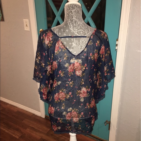 Flowy Floral Blouse - Picture 2 of 3