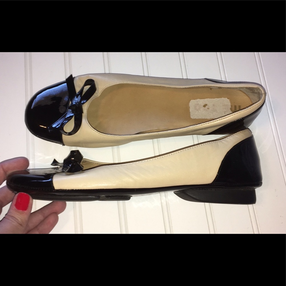 Me Too two-tone leather flats! Size 10