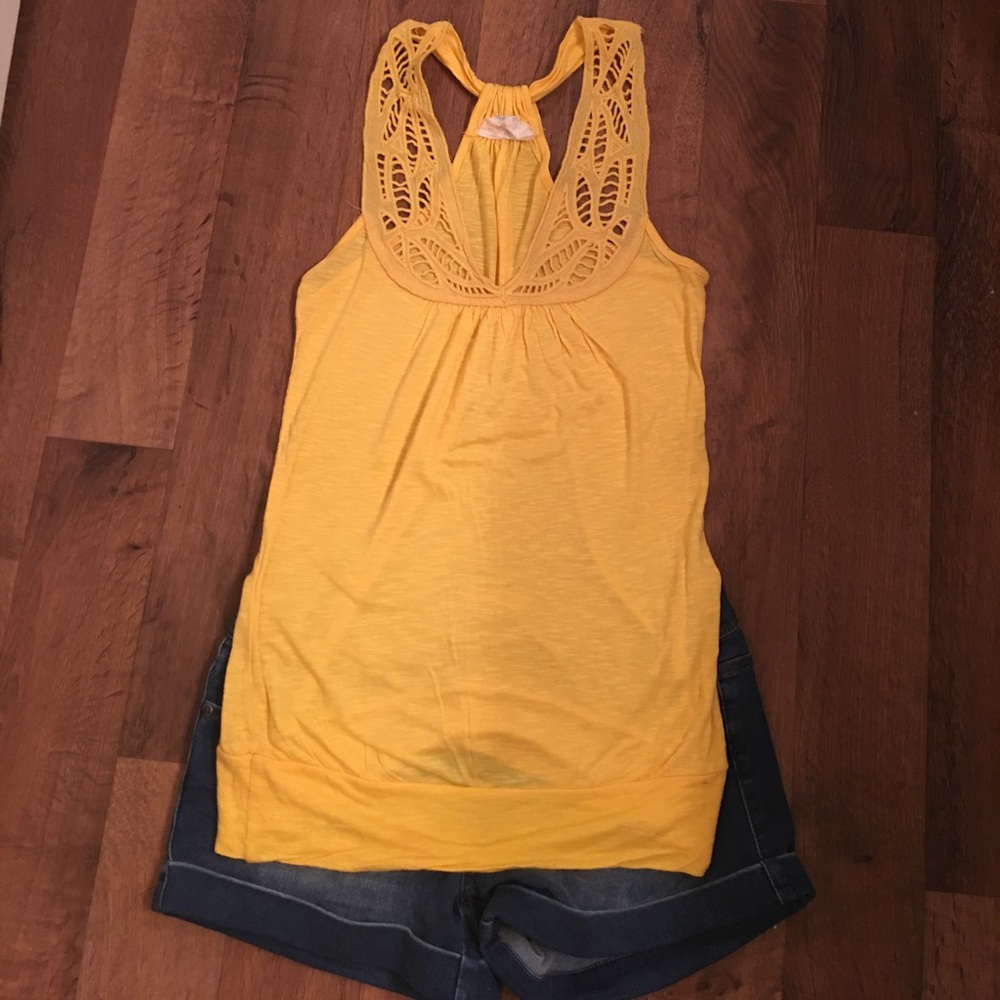 Beautifully detailed yellow top!!