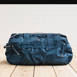lululemon Gym to Win carry all duffle