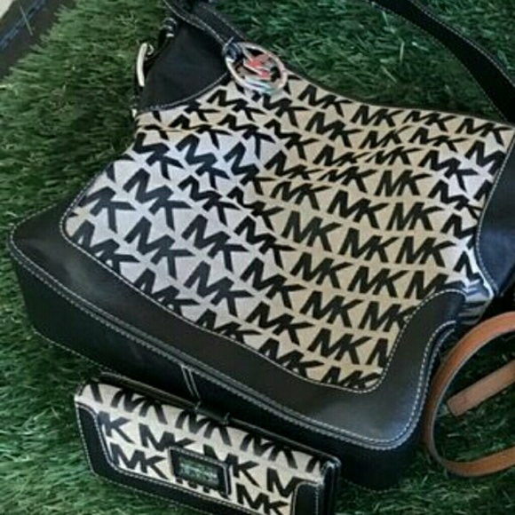 Authentic Michael Kors tote w/matching wallet - Picture 2 of 4