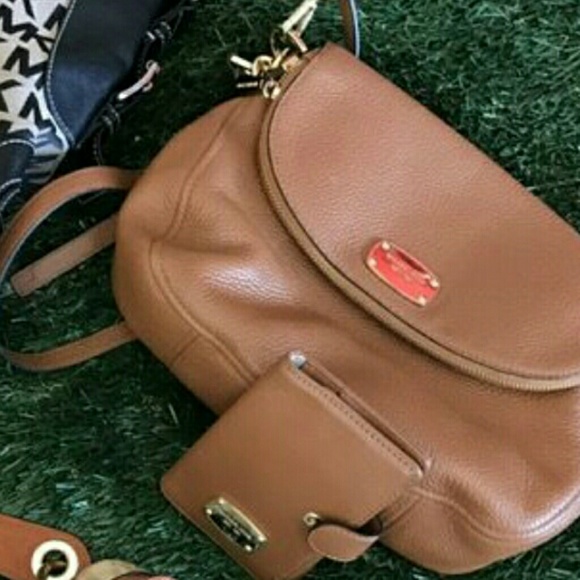 Authentic Michael Kors tote w/matching wallet - Picture 3 of 4