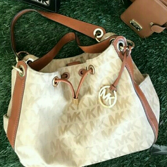 Authentic Michael Kors tote w/matching wallet - Picture 4 of 4