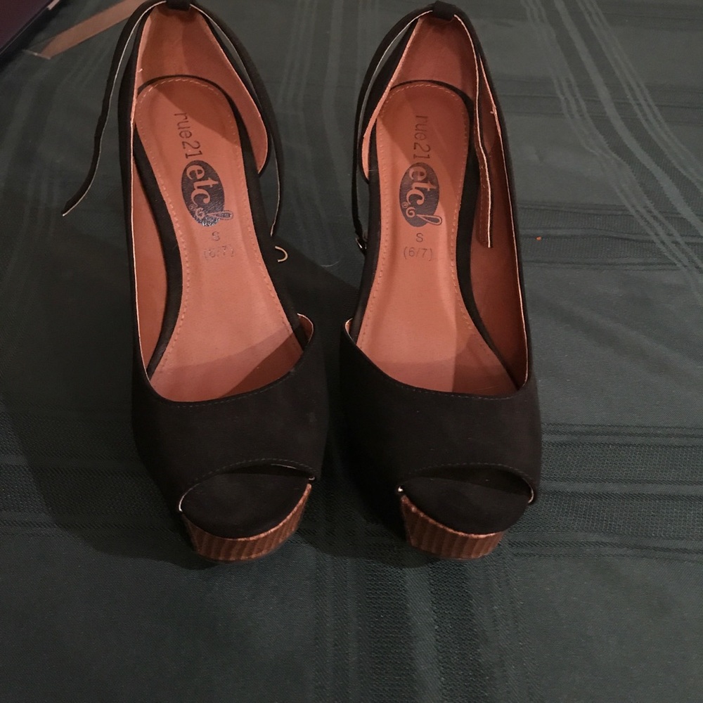 Rue 21 wedges size S 6/7