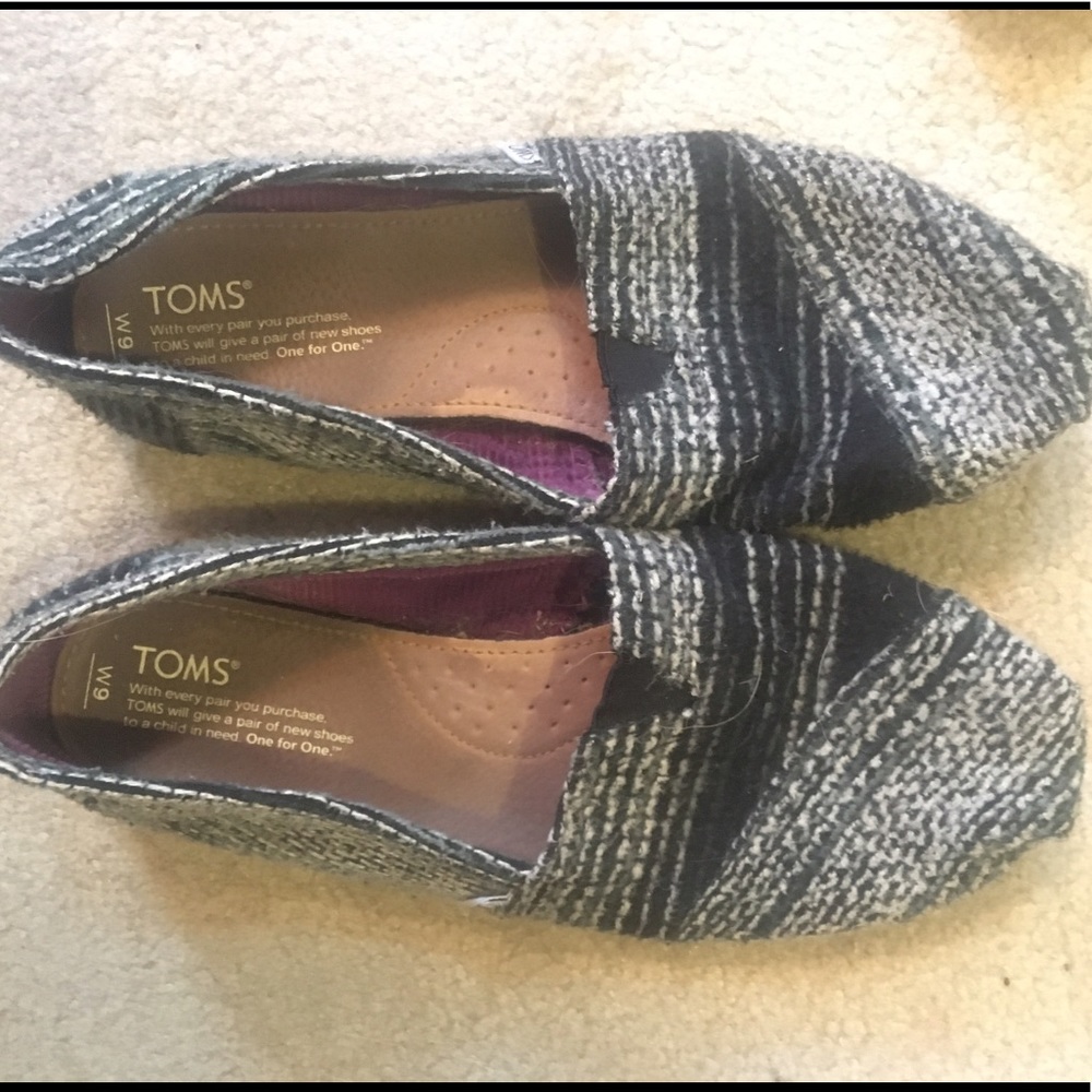 Black and white TOMS