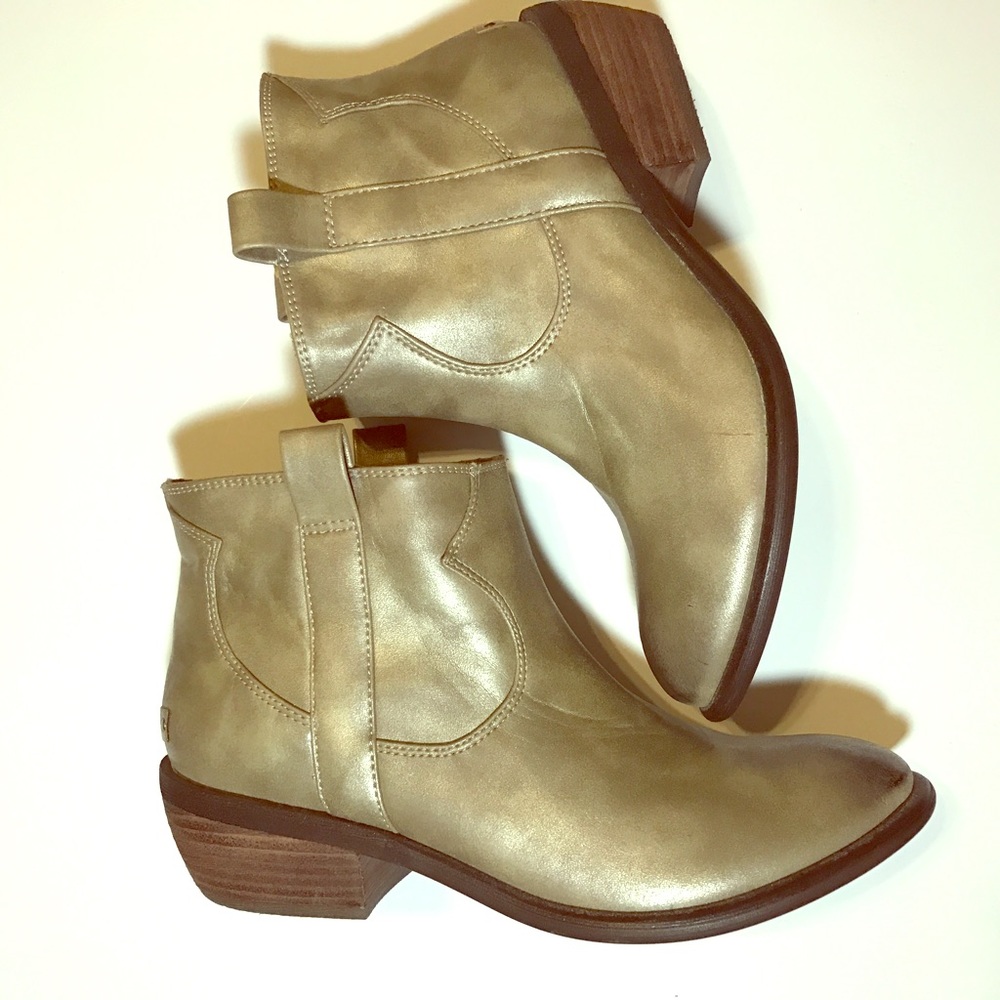 NWOT Restricted metallic western bootie