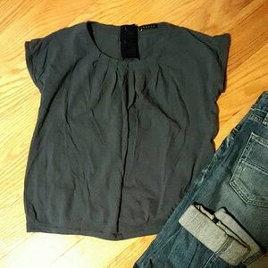 Adorable NWOT Theory Button Back Tee