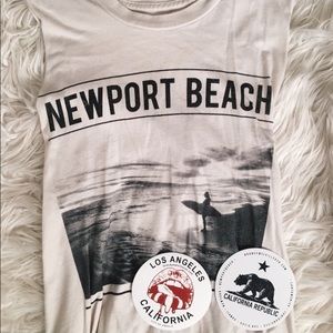 ✨ CLOSET CLEAROUT ✨ Brandy Melville tee + sickers