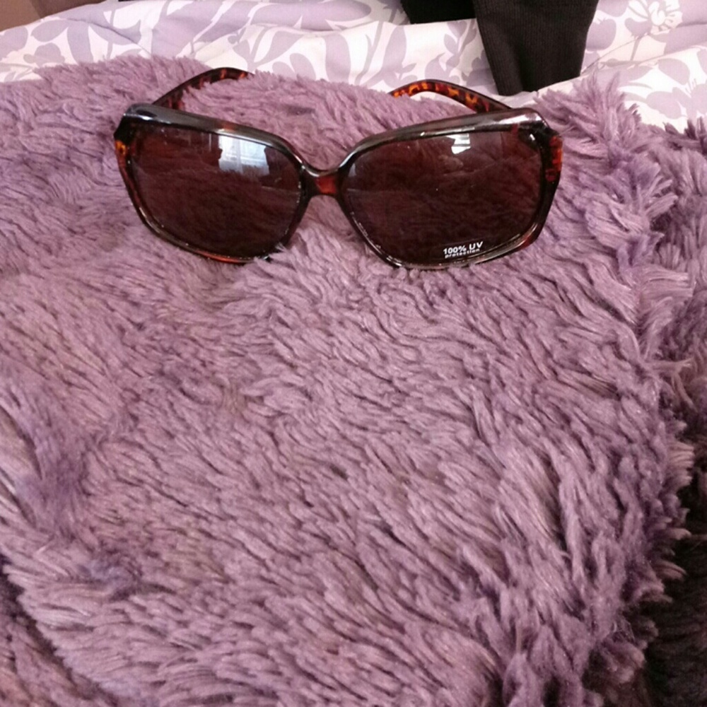 Leopard print sun glasses