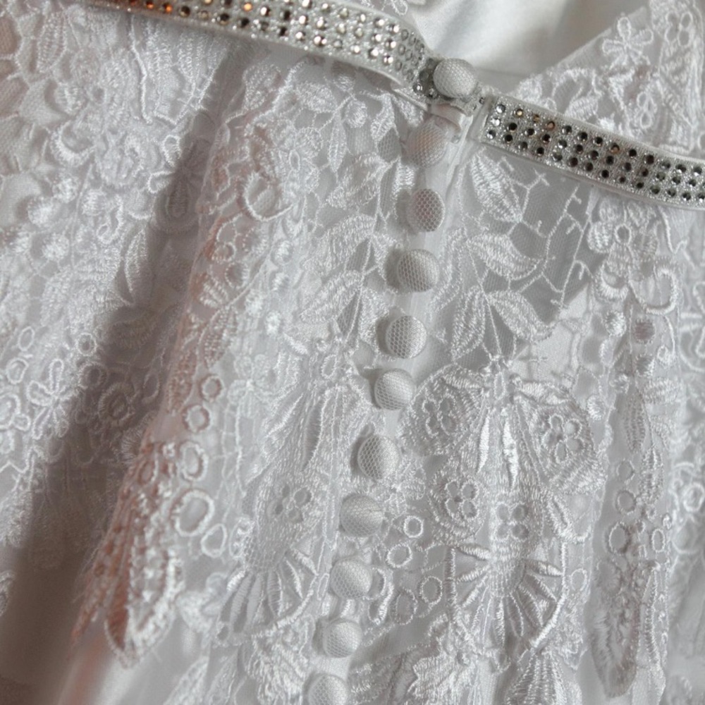 Casa Blanca Wedding Dress - Picture 4 of 8