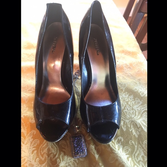 👑Black and gold heels - Picture 3 of 5