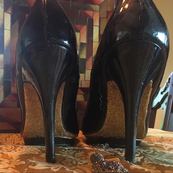 👑Black and gold heels - Picture 2 of 5