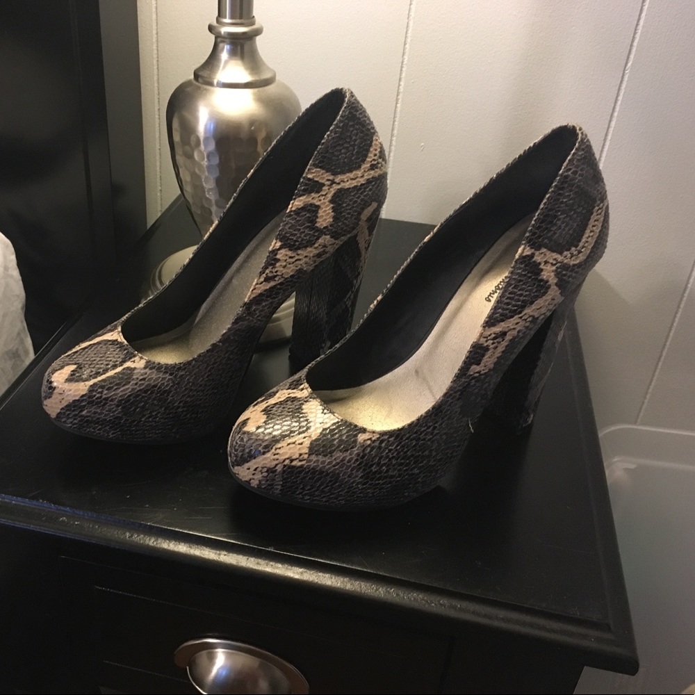 7.5 snake skin grey and cream pumps