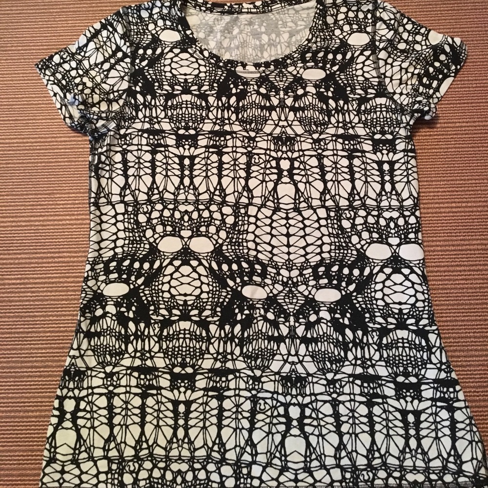 Size 8 lululemon tee