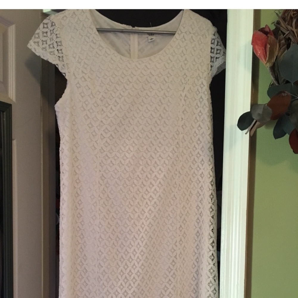 Woman's dress. Off white. New