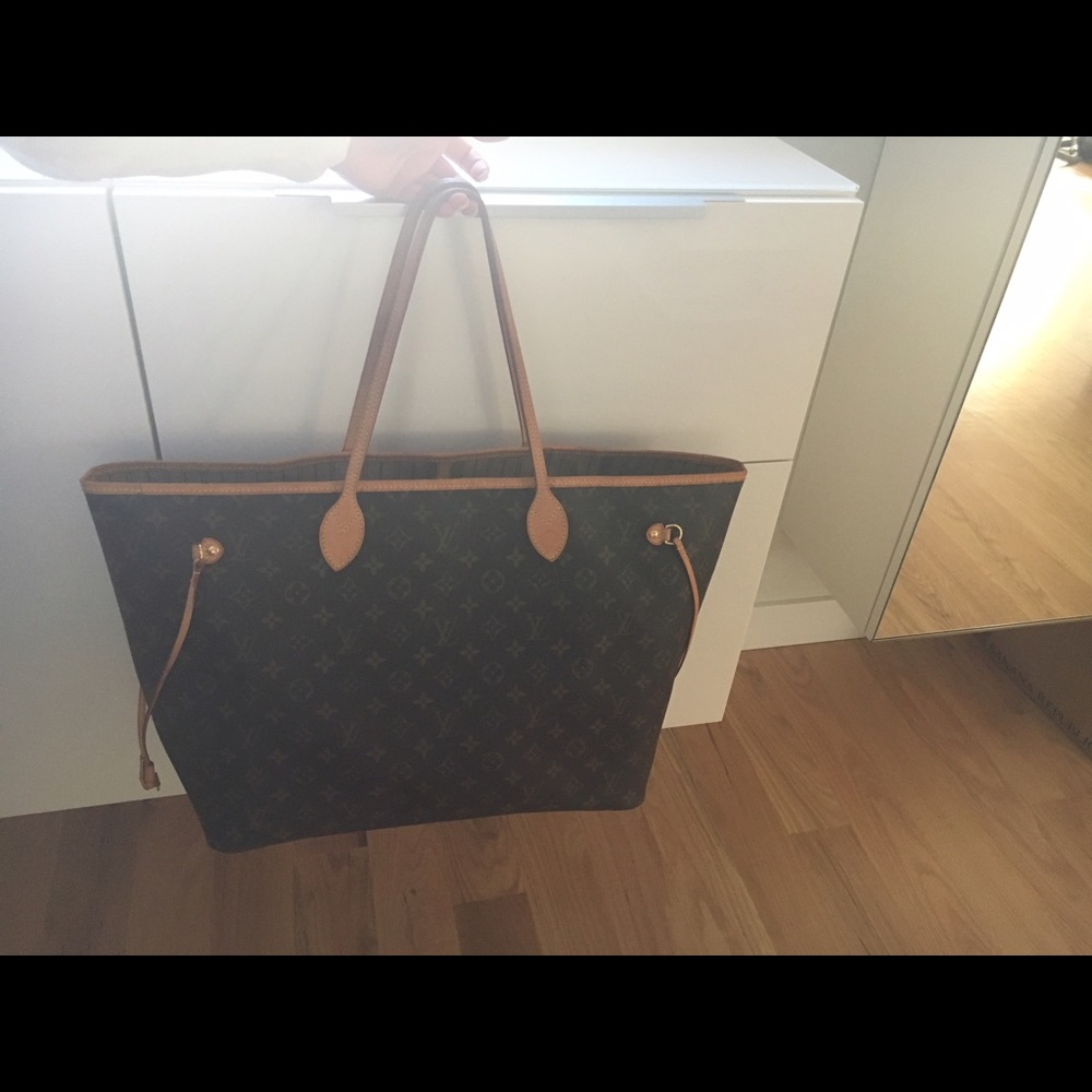 SOLD! Louis Vuitton Neverfull GM