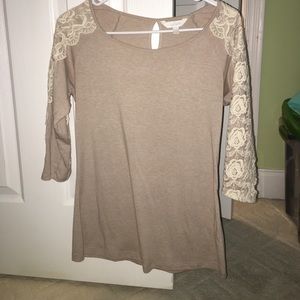 Quarter sleeve top