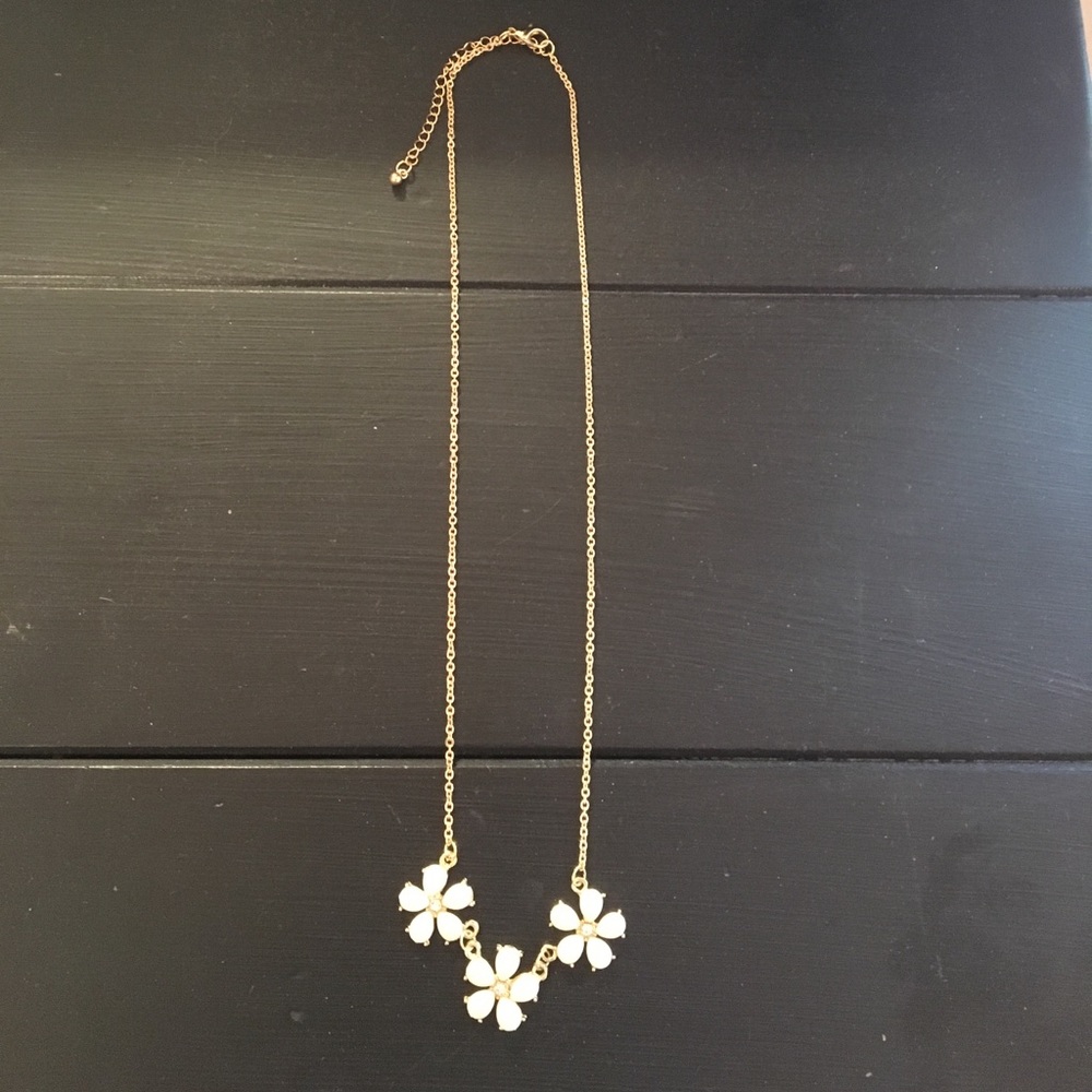 Small delicate flower necklace from Von Maur  🌺