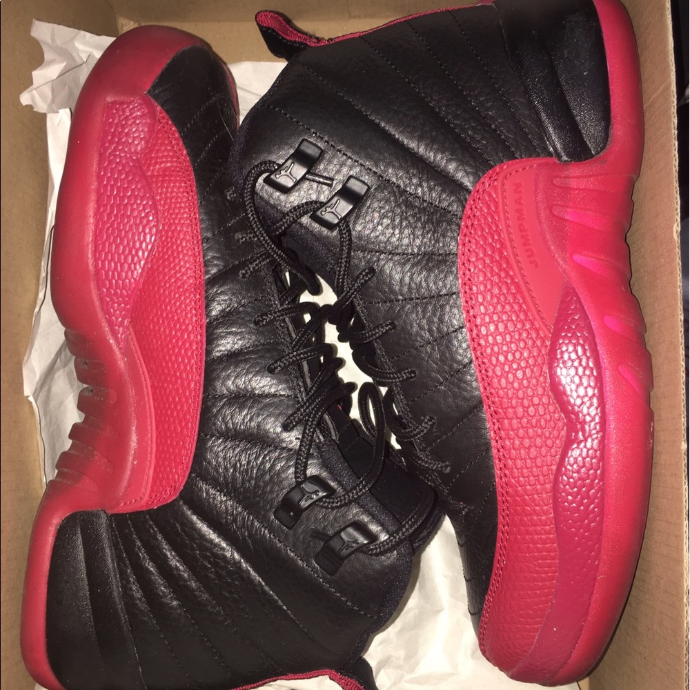 Jordan 12s red and black sz 5