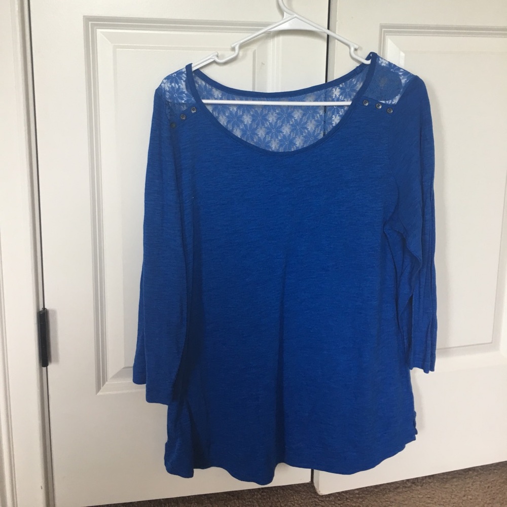Express shirt with 3 quarter length sleeves