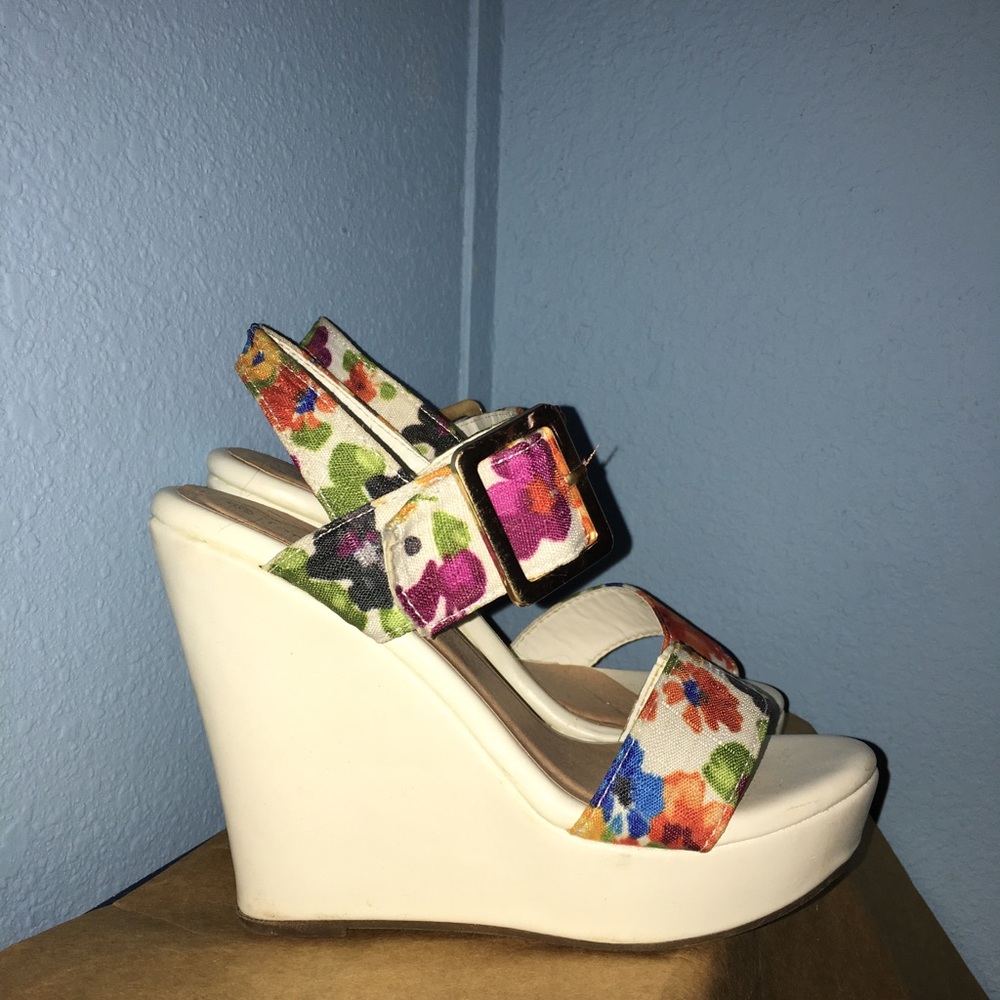 'Top moda' white floral wedges