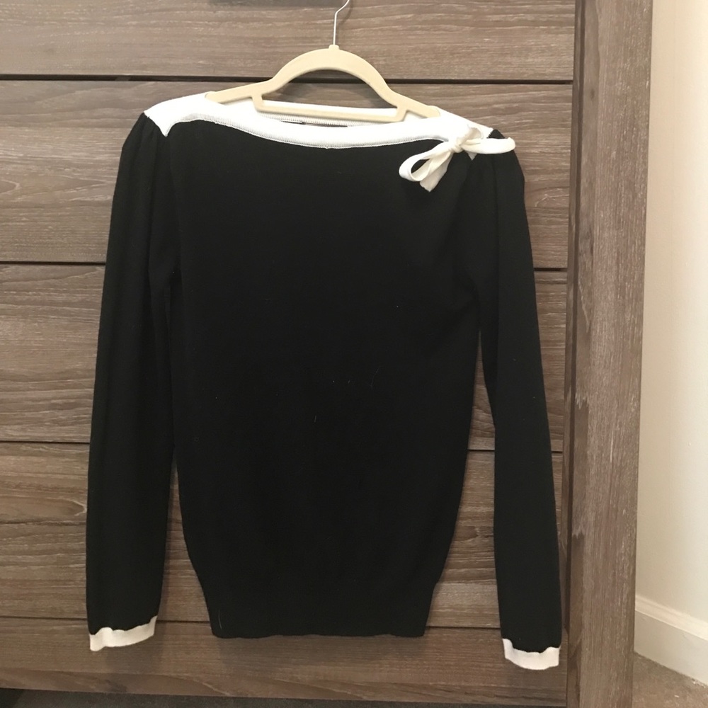 Black & white bow sweater🇺🇸reduced for sale🇺🇸