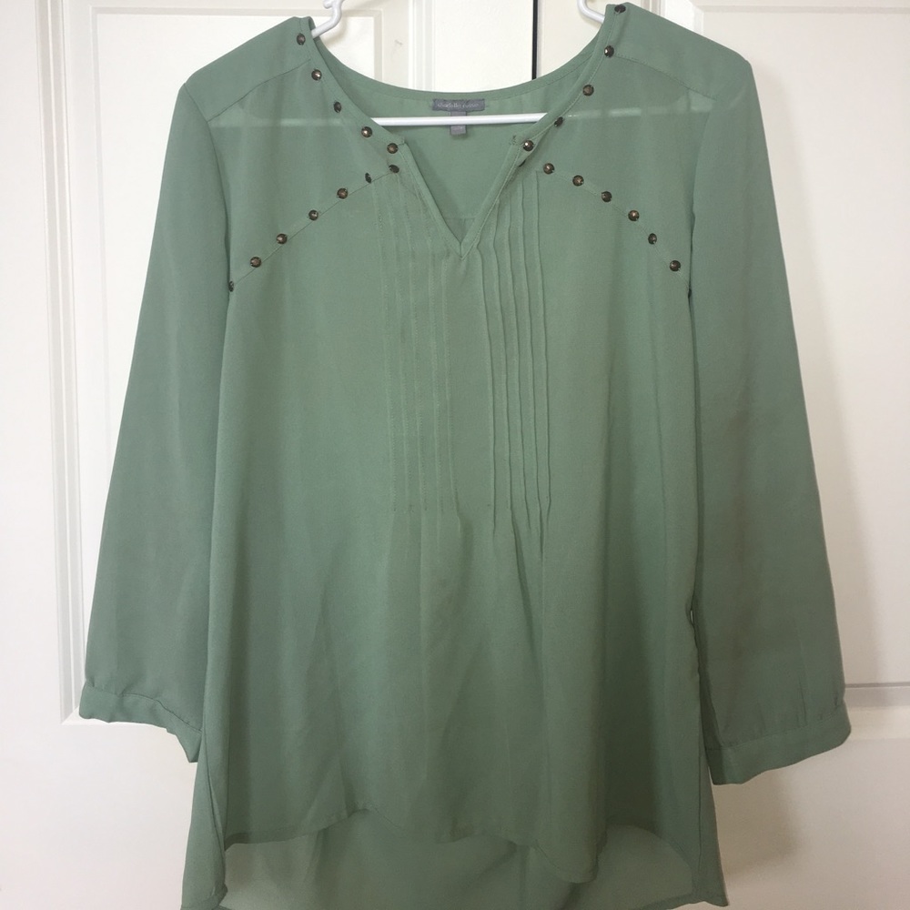 Green blouse with three quarter length sleeves