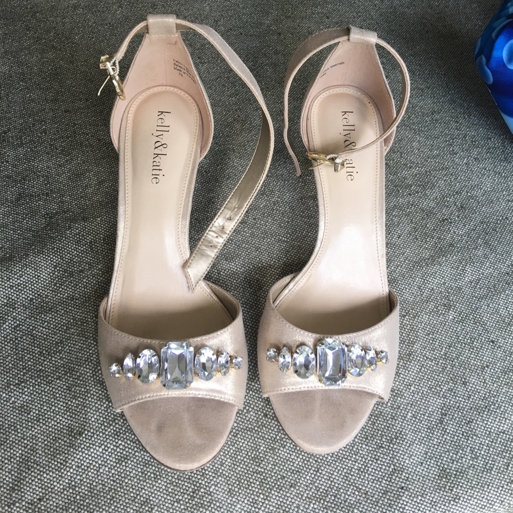 Gold peep toe pumps!!