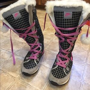 💗Nike 9.5 Super cute tennis shoe boots💗