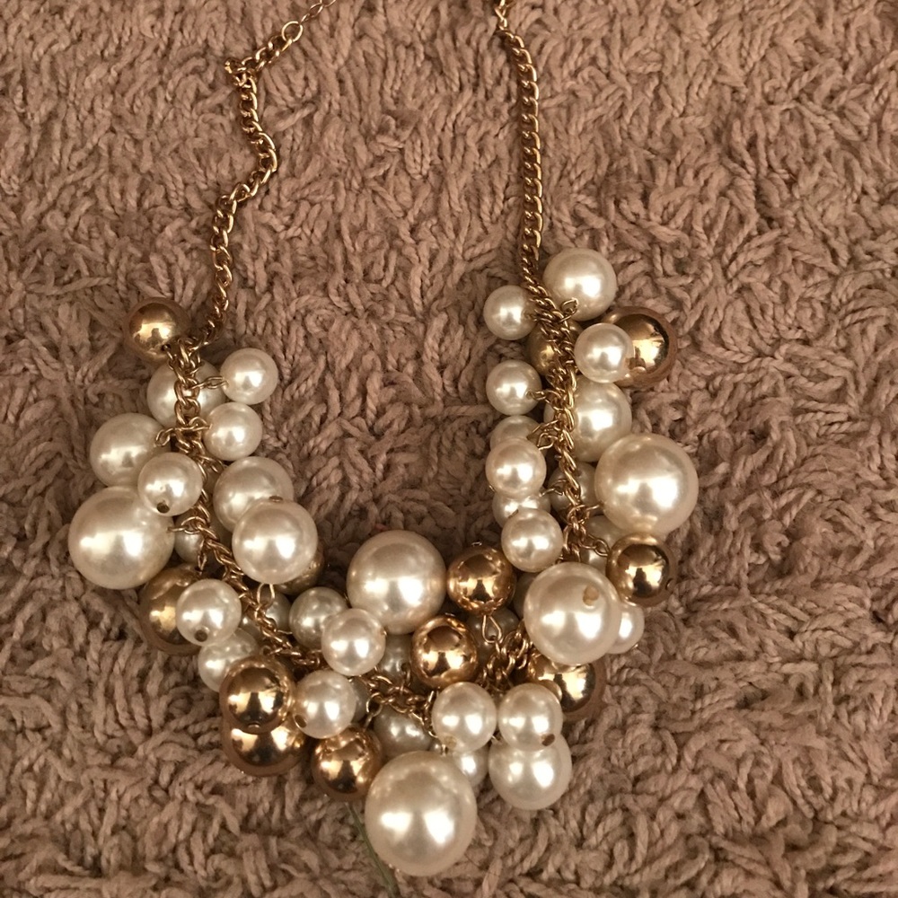 Chunky pearl necklace