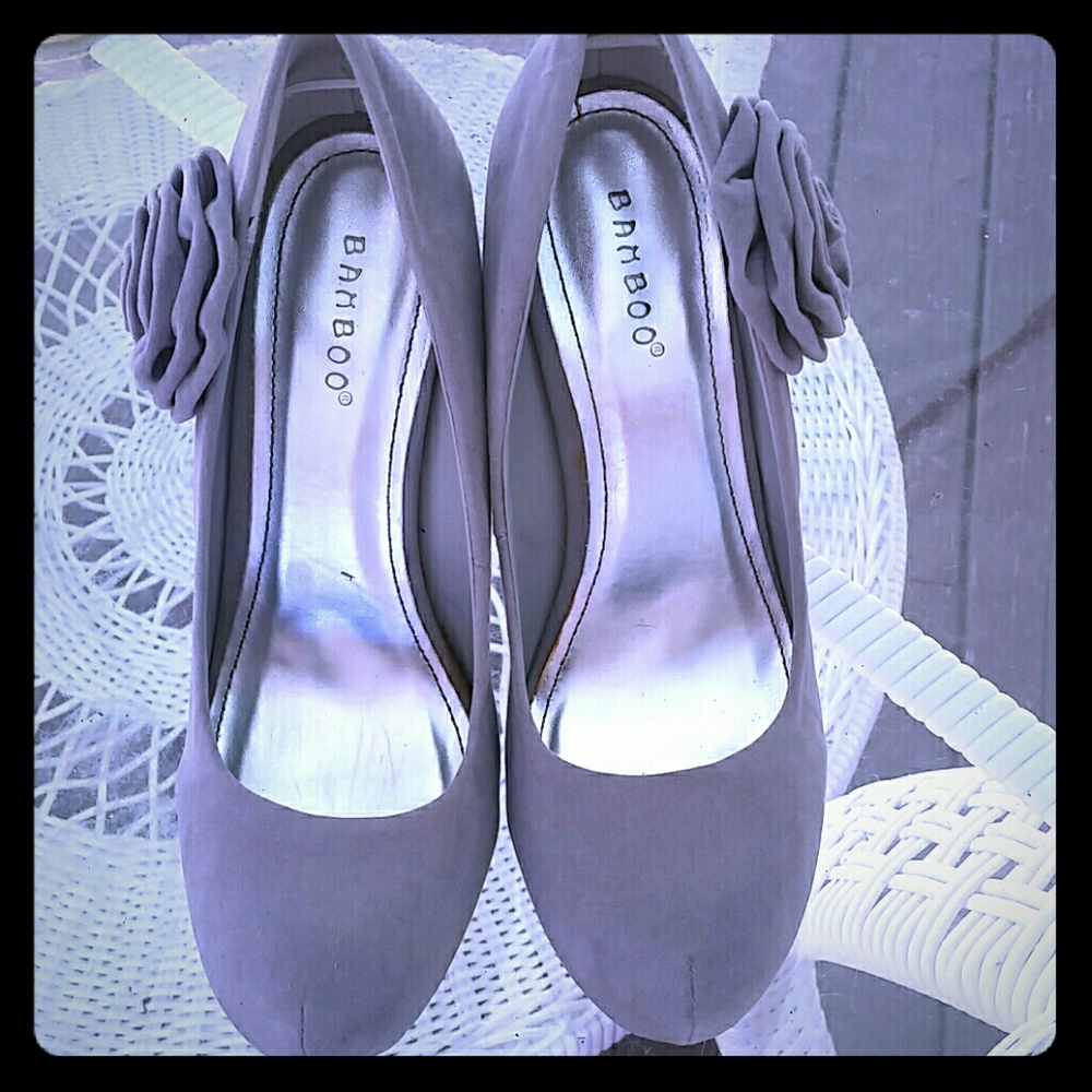 Adorable Shoes with a flower on side size 8