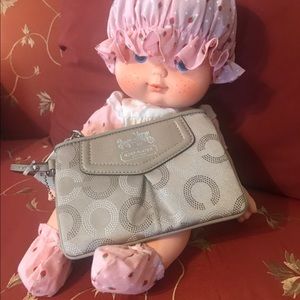 🌹NWT classy Coach wristlet🌹