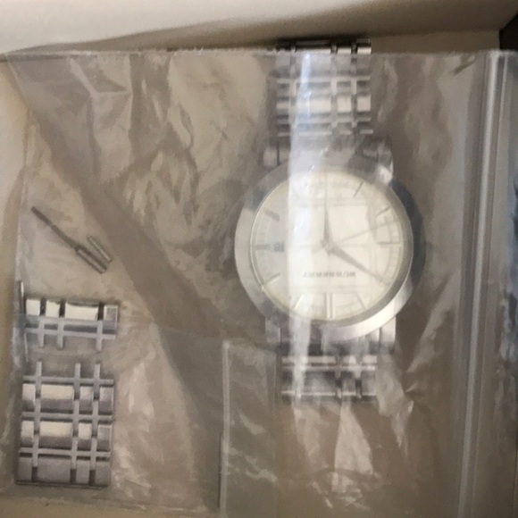 Burberry watch. For small wrist. Authentic - Picture 5 of 5