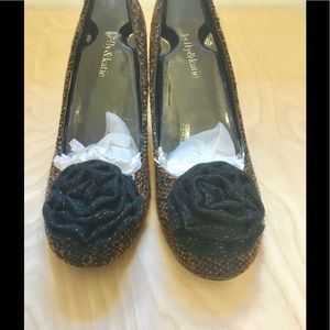 NWOT Kelly & Katie Tweed Floral Pumps 👡👗💕💕