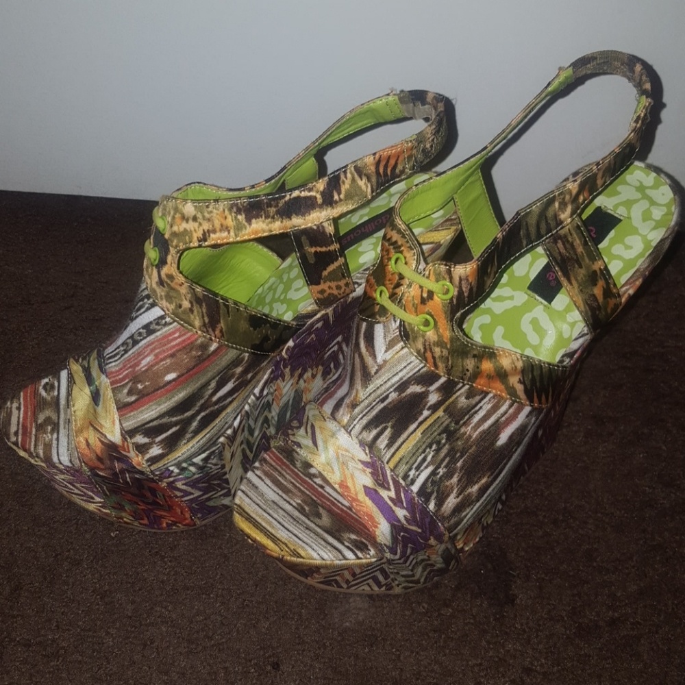 Dollhouse Green Colorful Print Wedges