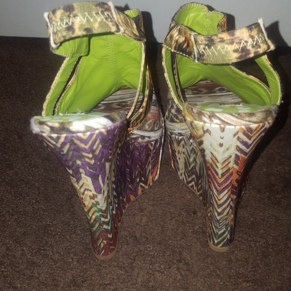 Dollhouse Green Colorful Print Wedges - Picture 3 of 3