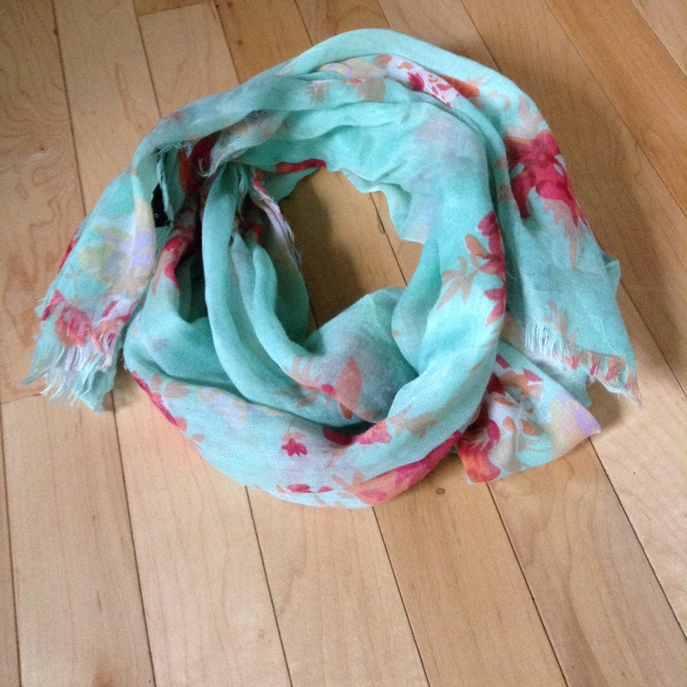 Never worn!!! Scarf