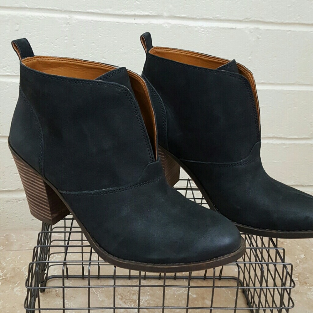 Lucky Brand black leather ankle boots 10