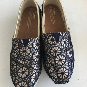 TOMS brand new, never worn size 4
