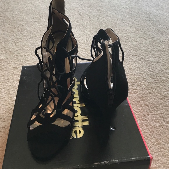 Black strappy heel - Picture 2 of 2