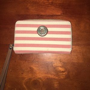 ✨TOMMY HILFIGER WALLET WRISTLET FOR SALE✨