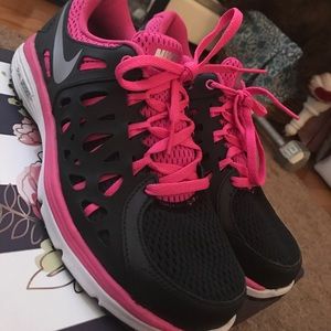 Brand new Nike dual fusion fit sole- pink/black.