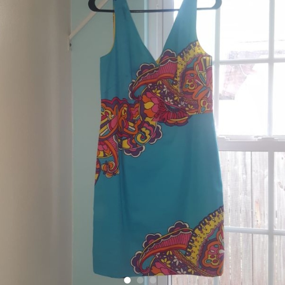 V-neck patterned dress