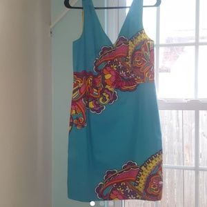 V-neck patterned dress