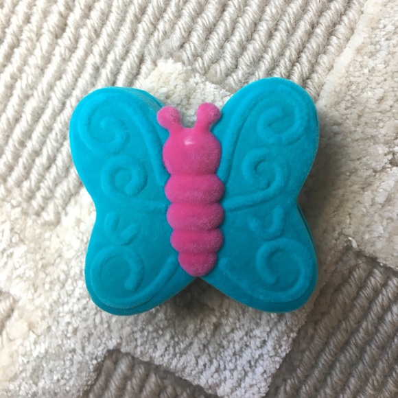 NWT GOLD CRYSTAL BUTTERFLY NECKLACE - Picture 2 of 2