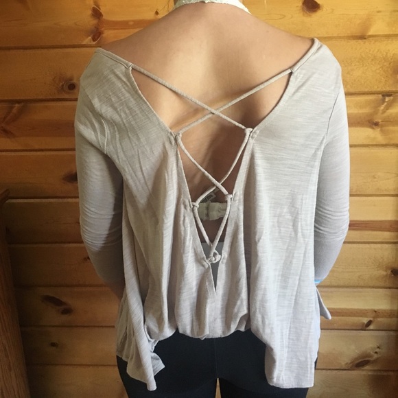 Cross back flows shirt - Picture 2 of 3