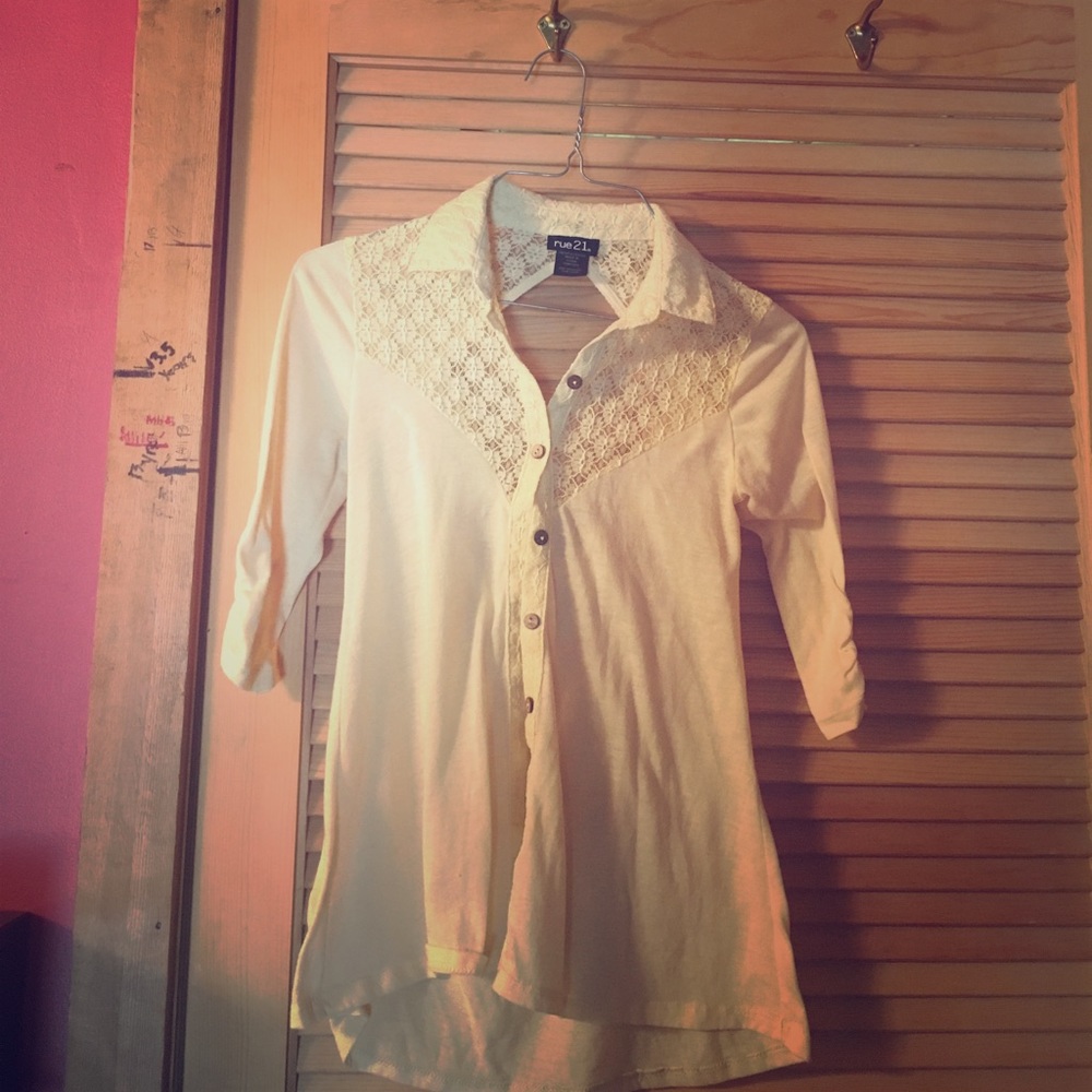 Adorable rue21 top. Flower detail and open back.