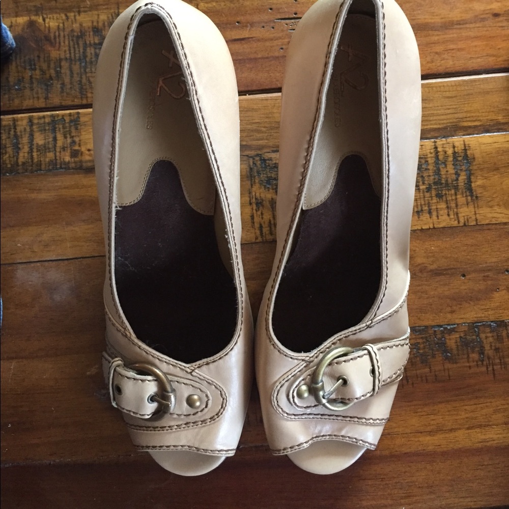 Size 9 tan peep toe heels