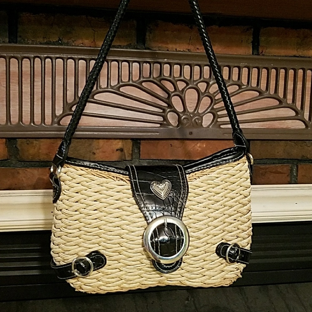 Super cute straw shoulder bag