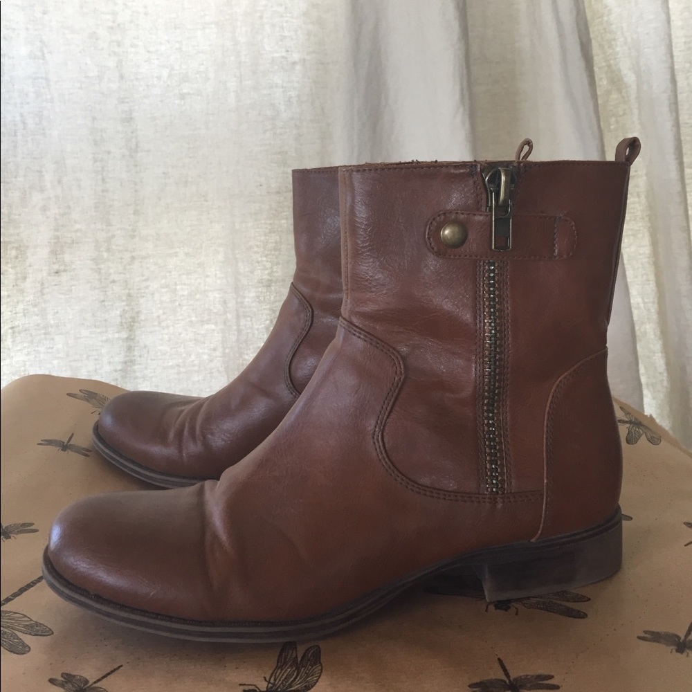 Naturalized brown boots
